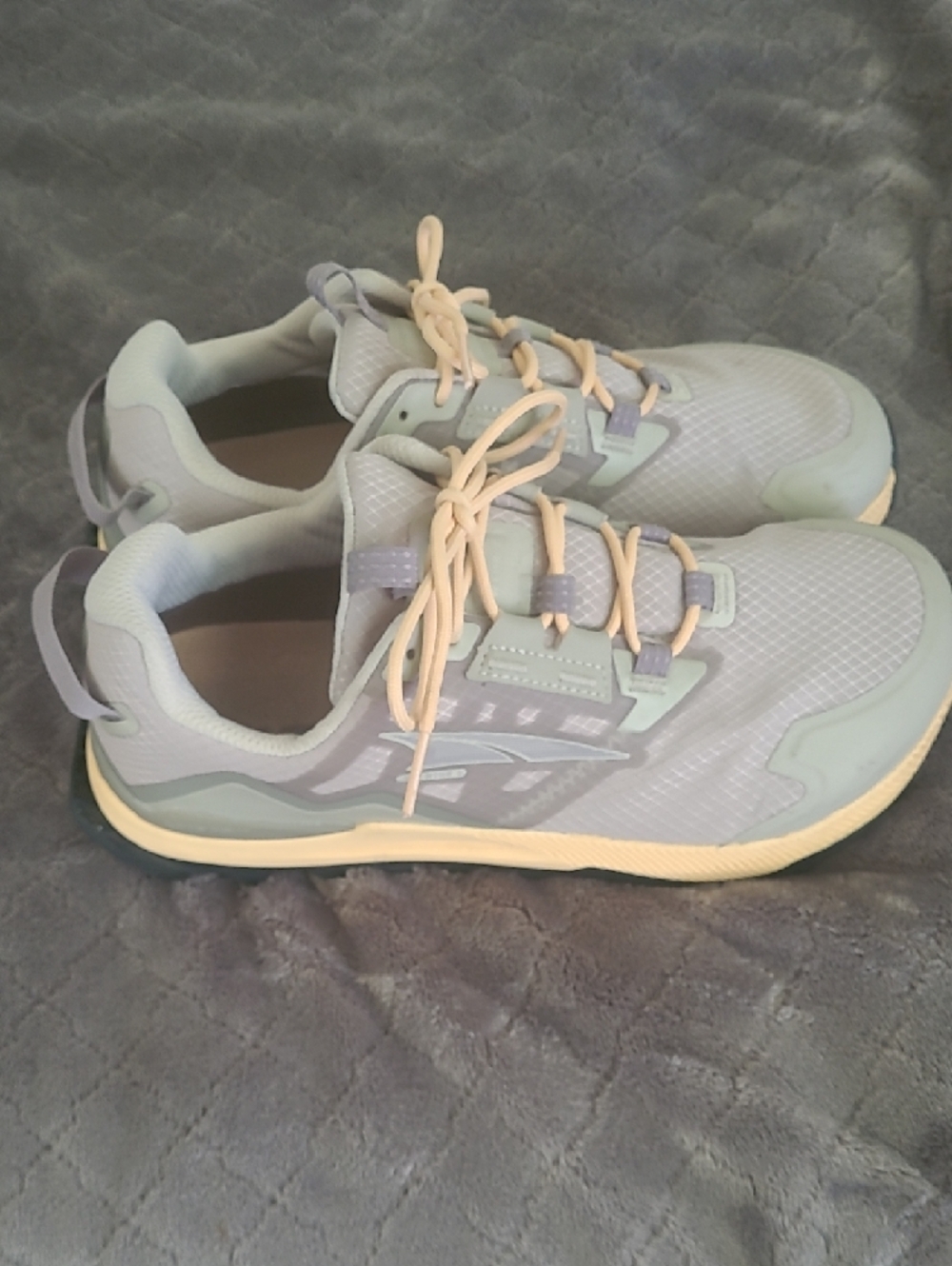 Altra Lone Peak GoreTex Women’s Running Shoes in Light Gray with Peach Laces - Picture 3 of 8